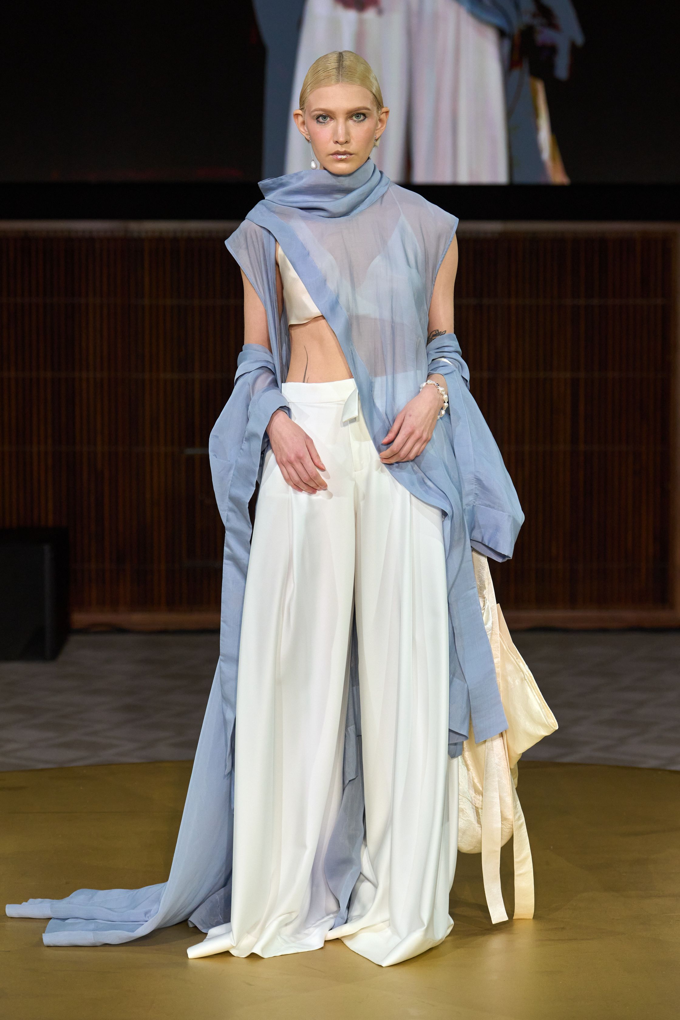London College of Fashion以实验性结构与面部遮挡装置制造先锋张力，解构西装、未来感配色与夸张比例并置，展现学院派对社会议题的大胆回应-顽石频道趋势研究